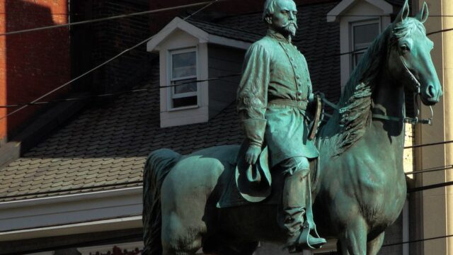 В Кентукки ускорят демонтаж памятников конфедератам после столкновений в Вирджинии