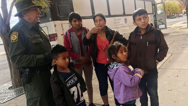 Семилетняя девочка из Гватемалы умерла от истощения после того, как ее задержали на границе Мексики и США