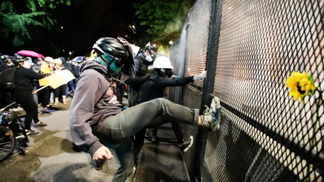Полиция объявила мятежом протесты в Сиэтле и Портленде