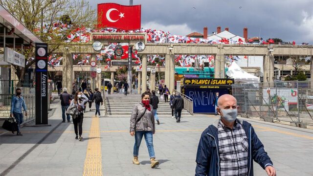 В Турции обязали всех носить маски