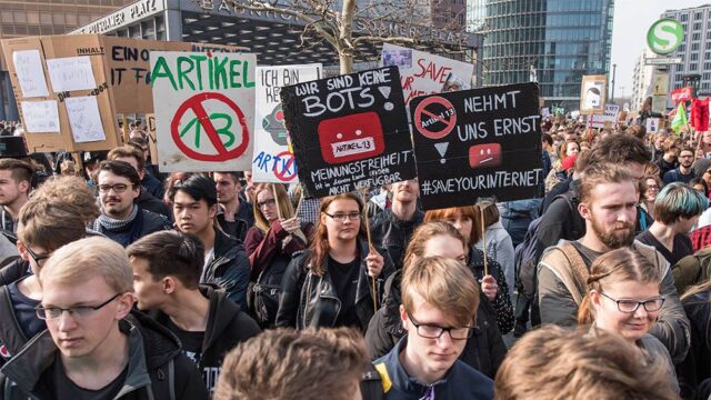 «Не дадим сломать интернет». Как десятки тысяч европейцев вышли на митинги против реформы авторского права
