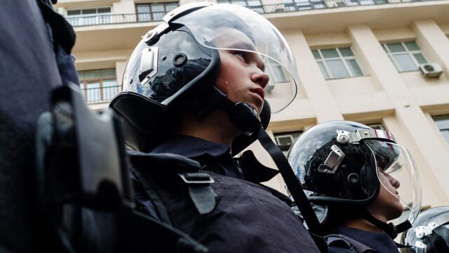 В Москве активисту дали три года колонии за нападение на полицейского на митинге 5 ноября