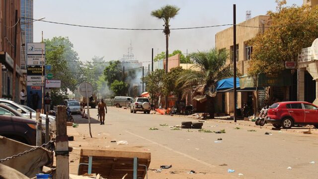 При нападении на столицу Буркина-Фасо погибли не меньше 28 человек
