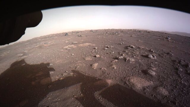 Ровер Perseverance прислал цветные фотографии с Марса