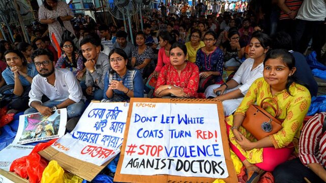 Индийские врачи начали массовую забастовку из-за нападений родственников пациентов