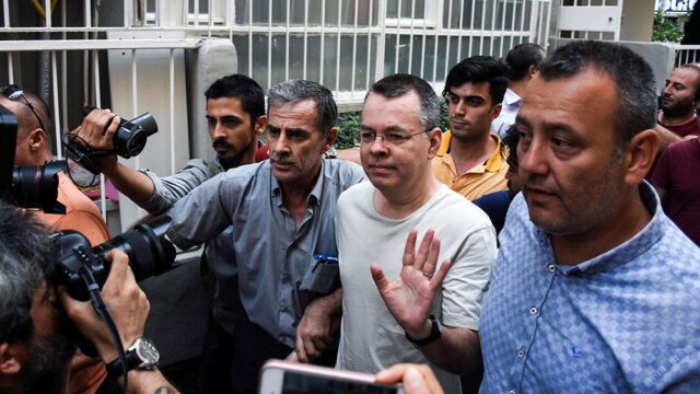 Суд в Турции освободил пастора Эндрю Брансона и разрешил ему покинуть страну