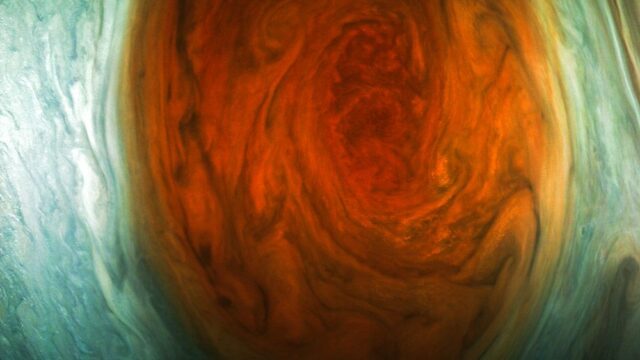 НАСА показало новые снимки Большого красного пятна Юпитера