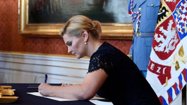 Министр юстиции Чехии подала в отставку после того, как ее обвинили в плагиате дипломных работ