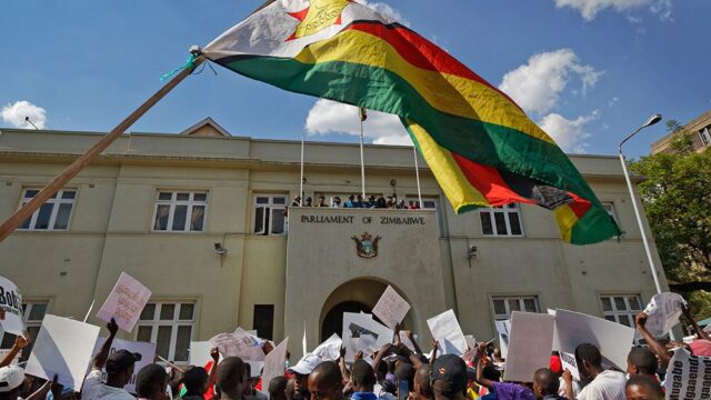 Парламент Зимбабве объявил об отставке Мугабе