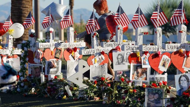 В Лас-Вегасе в номере Стивена Пэддока, убившего 58 человек, нашли записку с расчетами для стрельбы