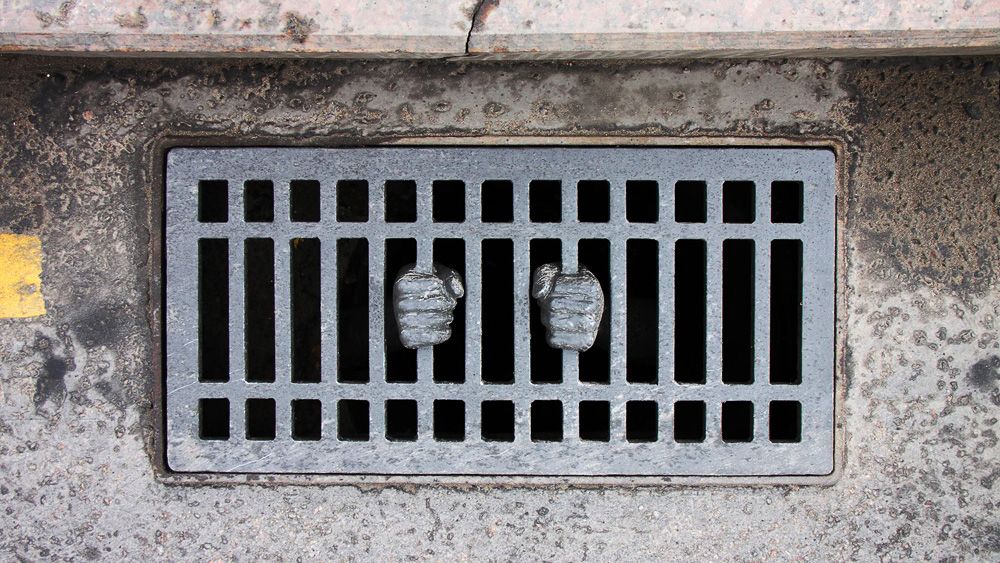 В Москве художник установил «тюремную» решетку на месте канализационной