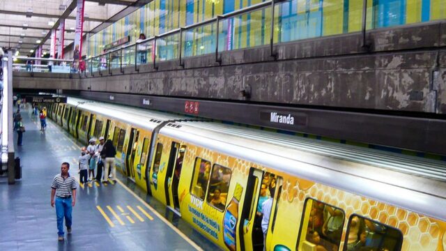 В столице Венесуэлы сделали проезд на метро бесплатным из-за того, что кончилась бумага для билетов