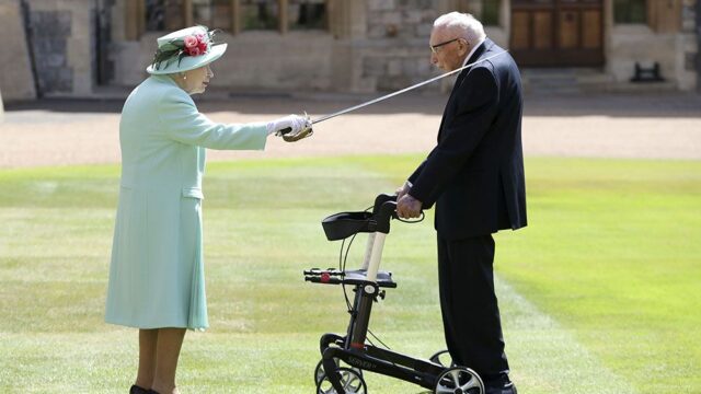 Елизавета II посвятила в рыцари 100-летнего ветерана. Он собрал больше £30 млн на благотворительность