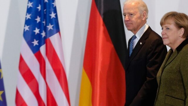 Байден и Меркель призвали Россию не наращивать войска у границ с Украиной
