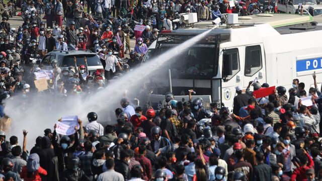 В Мьянме протестующих против переворота разгоняют водометами