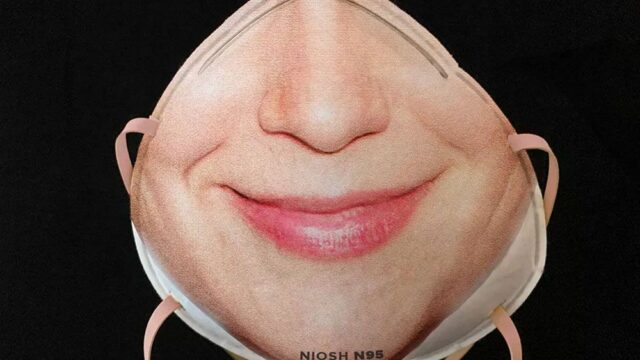 Дизайнер придумала медицинскую маску за $40, которая не мешает разблокировать телефон. На ней будет ваше лицо (и, скорее всего, это не сработает)