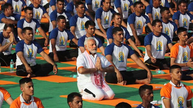 В Индии тысячи человек вышли на праздничную йогу: галерея