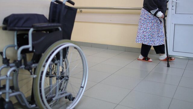 Прокуратура проверит больницу, в которой инвалиду пришлось на коленях ползти до врача