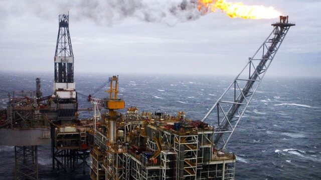 Цена на нефть упала больше чем на 8%, курс доллара превысил 75 рублей