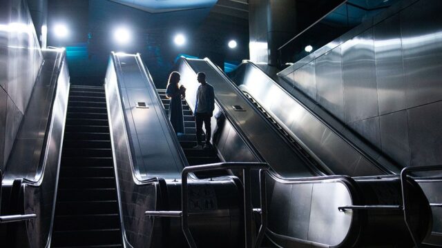 На станции московского метро поставили спектакль «Опера пассажира»: фотогалерея