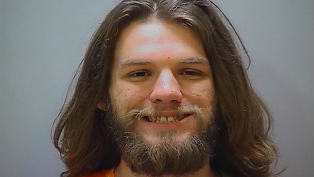 В Теннесси обвиняемый в хранении марихуаны выкурил косяк прямо в зале суда. Так он выступил за легализацию (и опять попал за решетку)