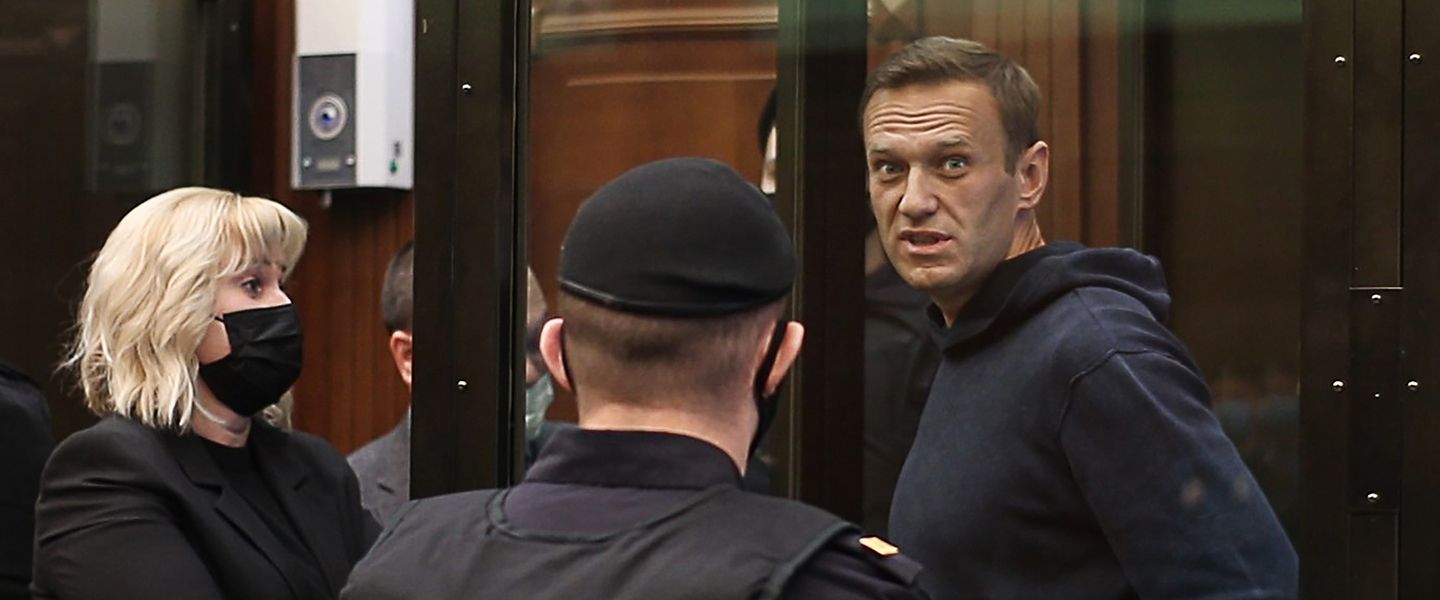 На суд по Навальному приехали иностранные дипломаты. Их осудил МИД