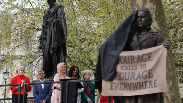 Перед парламентом Великобритании впервые поставили памятник женщине