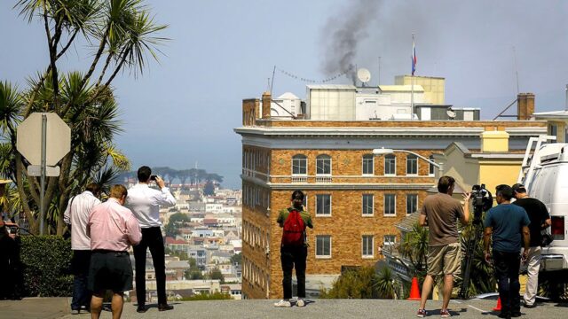Российских дипломатов оштрафуют за черный дым над консульством в Сан-Франциско