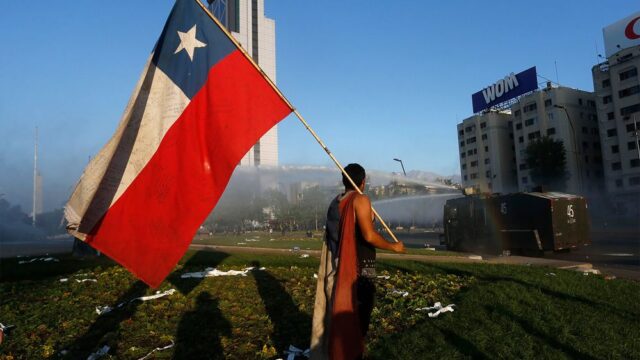 В Чили продолжаются беспорядки, президент страны сравнил их с войной: фотогалерея