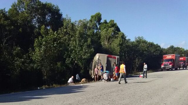 В Мексике перевернулся автобус с туристами, погибли 11 человек