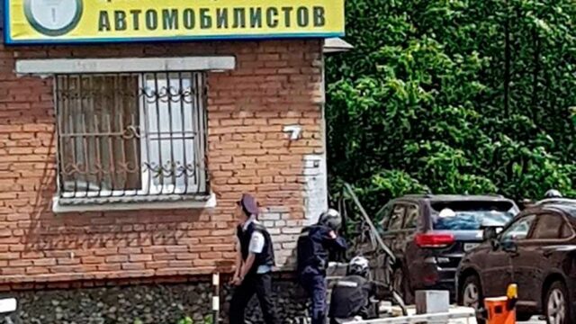 В Новокузнецке мужчина открыл стрельбу и забаррикадировался в здании