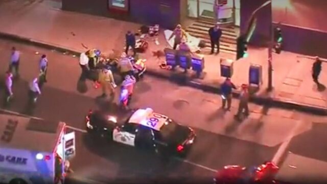 В Лос-Анджелесе полицейская машина после столкновения выехала на тротуар и задавила двух детей