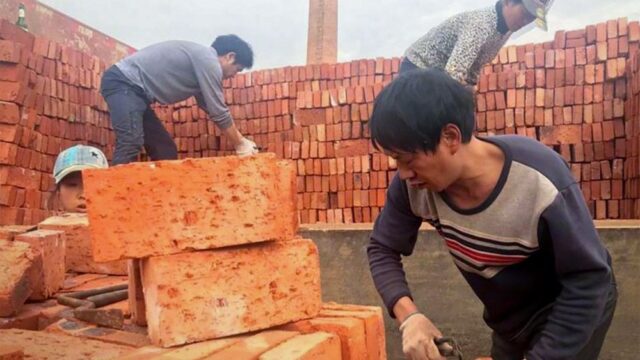 В Китае работникам завода выплатили задолженность кирпичами