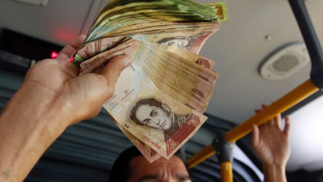 Центробанк Венесуэлы задолжал $22 млн компании, которая печатает банкноты национальной валюты