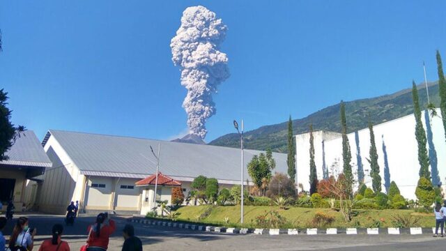 На острове Ява объявили эвакуацию из-за извержения вулкана