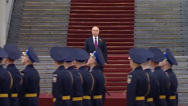 В Кремле перед Путиным прошел маршем Президентский полк