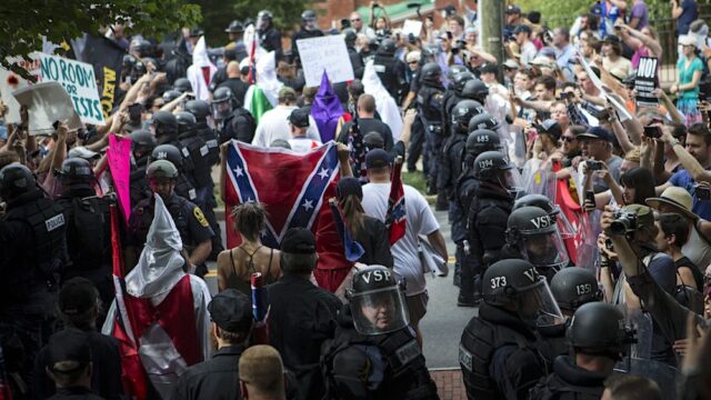 В Вирджинии подрались члены Ку-клукс-клана и противники расизма. Полиция арестовала 23 человека