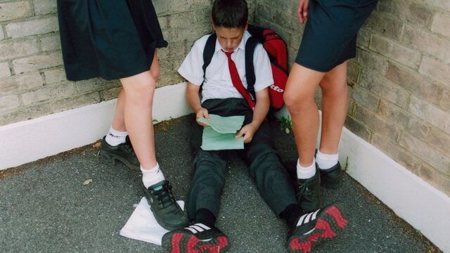 В Британии из нескольких школ исключили 750 детей за домогательства и непристойное поведение