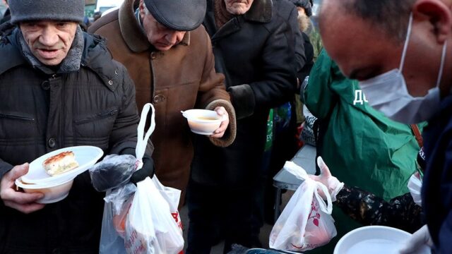 СП: стабилизировать уровень бедности в России не удалось