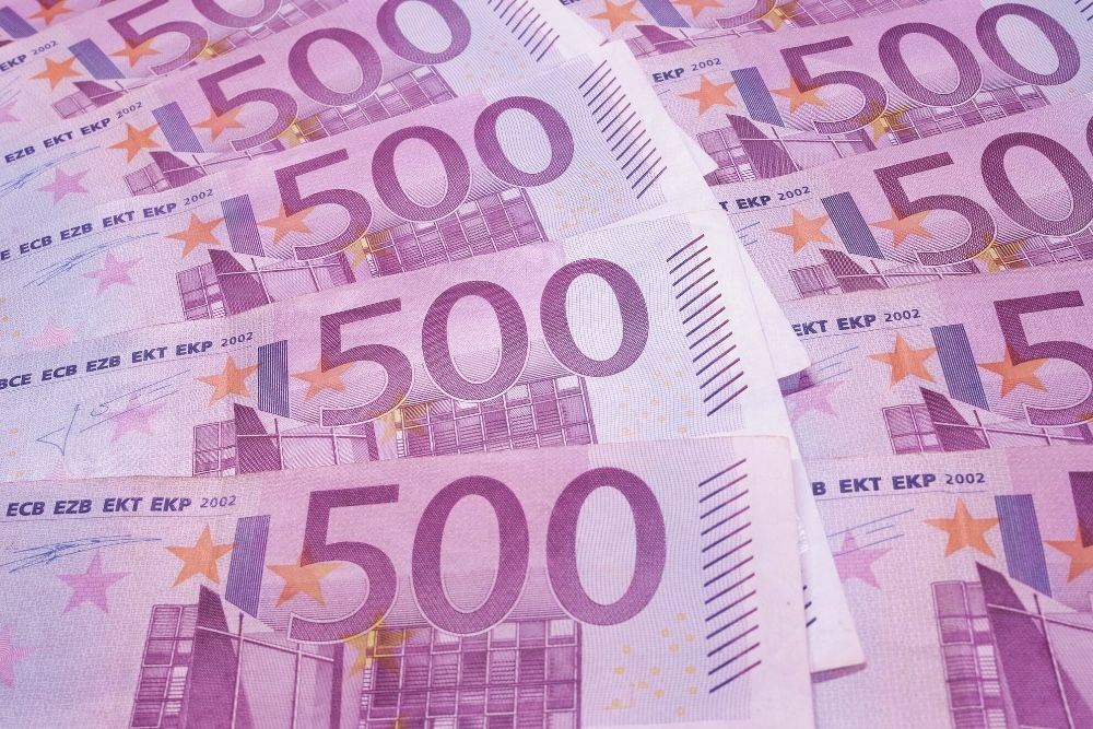 Центробанки стран ЕС полностью прекратили выпускать банкноты по €500