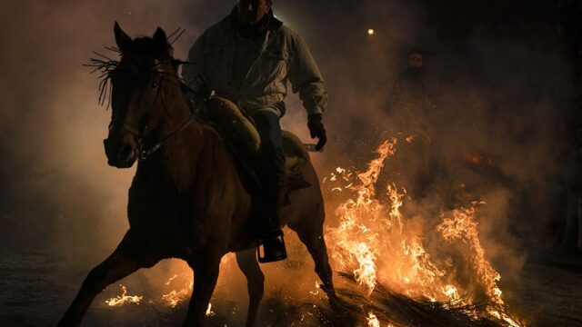 В Испании прошел ежегодный огненный фестиваль Las Luminarias: фотогалерея