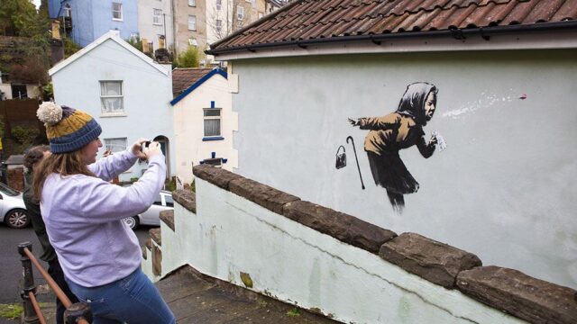 Будьте здоровы: Бэнкси нарисовал граффити с очень сильно чихнувшей женщиной на самой крутой улице Бристоля