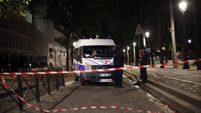 В Париже мужчина с ножом ранил семерых человек