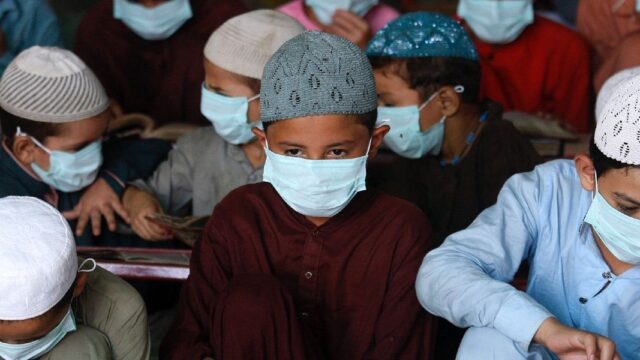 В Пакистане обяжут студентов и учителей вакцинироваться от COVID