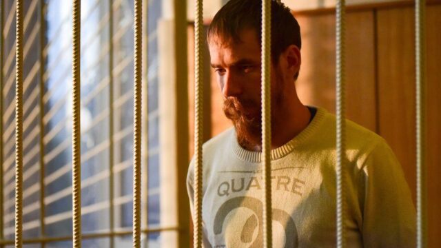 Суд в Москве арестовал троих обвиняемых в поджоге машин, рядом с которыми нашли записки против «Матильды»