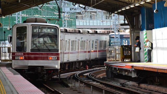В Японии железнодорожная компания извинилась за то, что ее поезд уехал на 20 секунд раньше