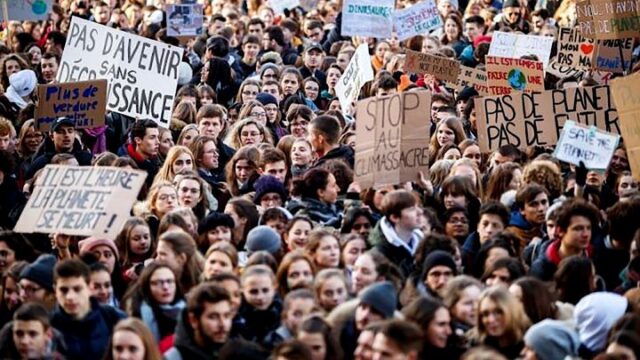 Подростки против изменения климата: как 15-летняя Грета Тунберг из Швеции вывела на улицы тысячи школьников