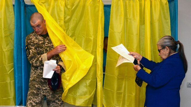 Рейтинги Зеленского падают, влияние Коломойского растет: расстановка сил накануне местных выборов в Украине
