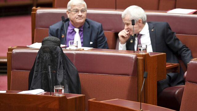 В Австралии лидер правых пришла на заседание Сената в парандже