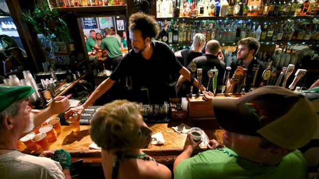 В Балтиморе преступники попытались ограбить бар, в котором отдыхали полицейские